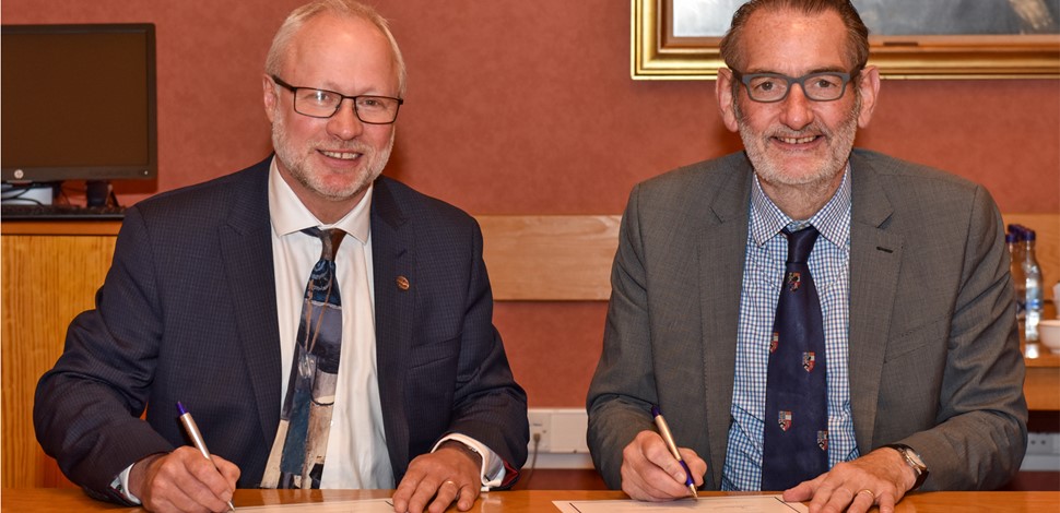 University signs partnership agreement with Forth Valley College