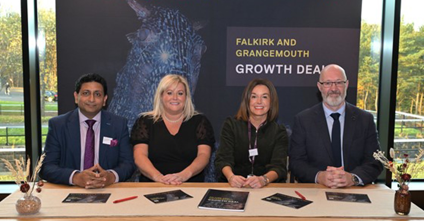 Abhi Laura Pauline And Kenny At The Signing