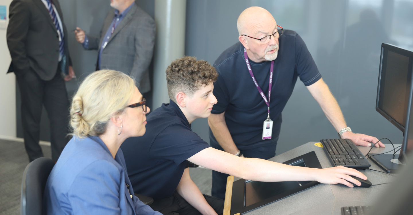 Cabinet Secretary For Climate Action And Energy Visits Falkirk Campus CARA (5)